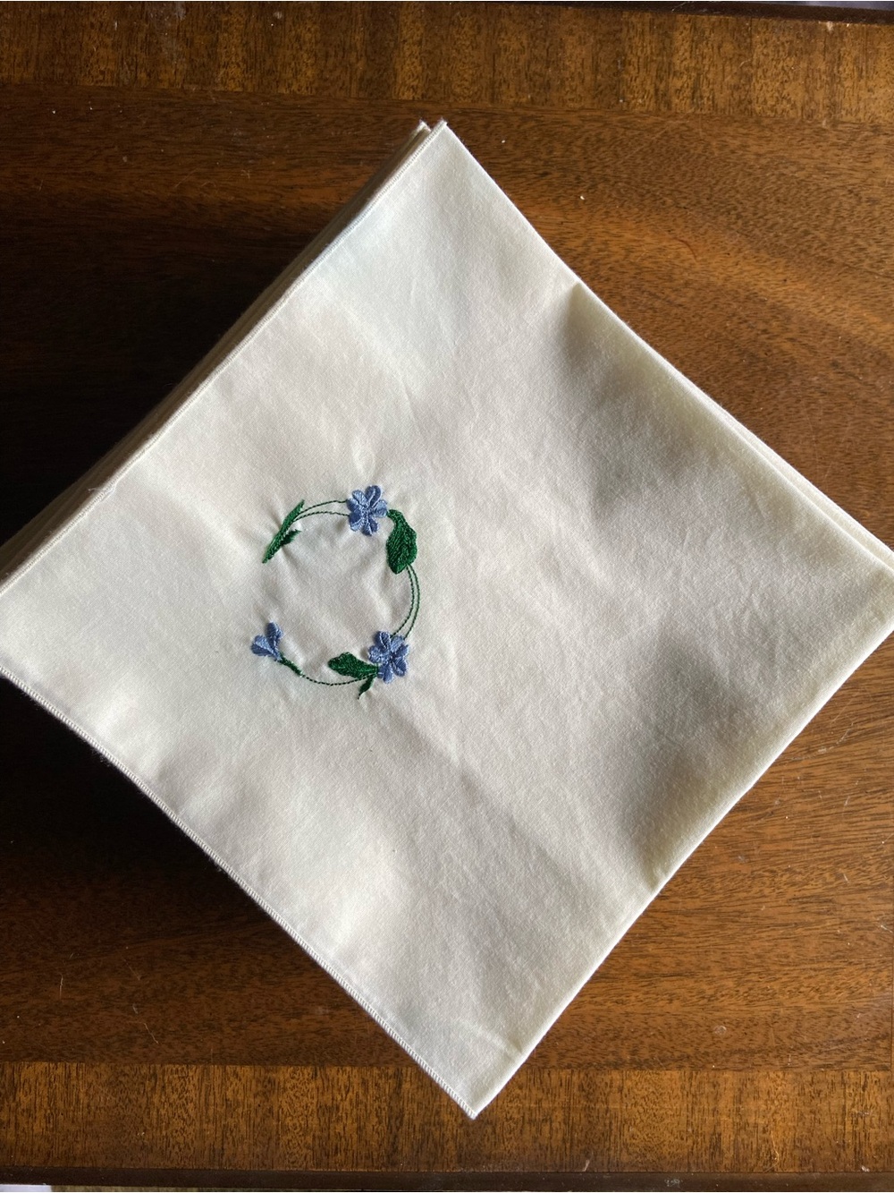 35x Embroidered Cream Cotton Napkins with Blue and Green Floral Wreath Design